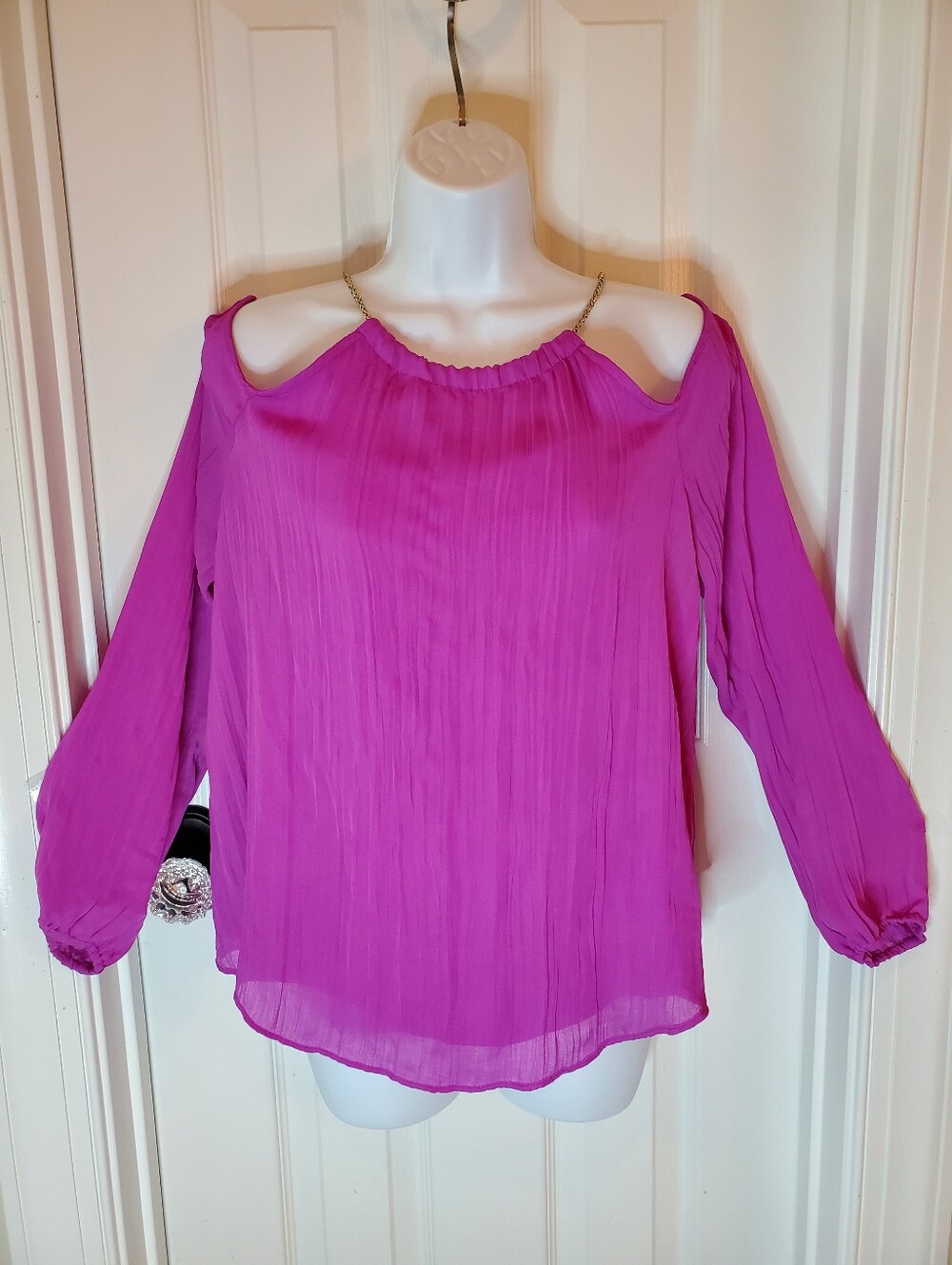 Thalia Sodi Crinkle Cold Shoulder Blouse Hot Pink Gold Chain Accent Size Small